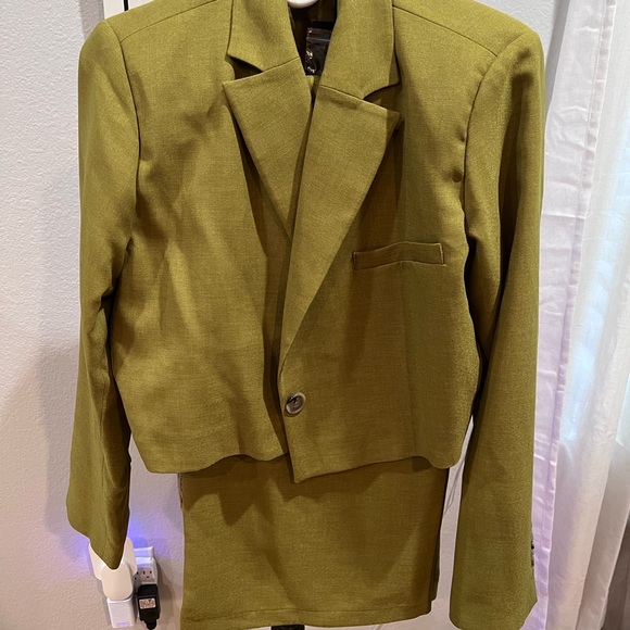 Women’s Suit - Picture 5 of 9